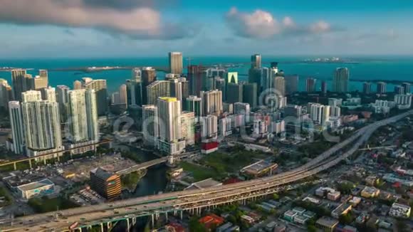 迈阿密佛罗里达州美国2019年1月空中无人机全景飞行迈阿密市中心上面的高楼大厦视频的预览图