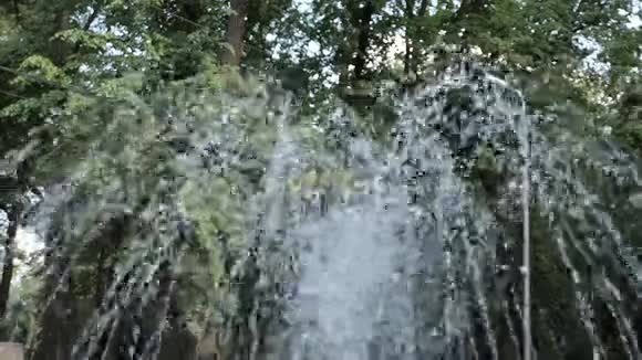 泉水的涌出喷泉里溅起的水花视频的预览图