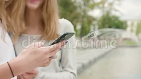 使用电话户外活动妇女的双手特写视频的预览图