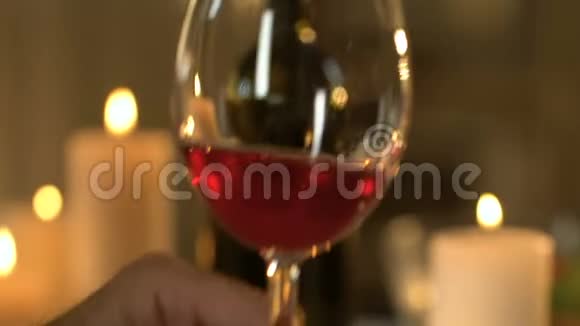 优雅的高级男士在餐厅喝红酒浪漫的约会视频的预览图