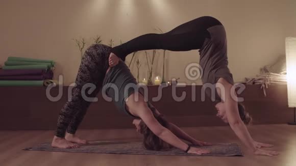 一对瑜伽两个女人一对一练习瑜伽视频的预览图