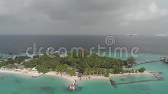 异国海岛美丽的无人机景观于昂贵的海滨度假胜地水和热带植被视频的预览图