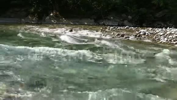 快速流动的溪流的特写水面上的气泡和泡沫视频的预览图