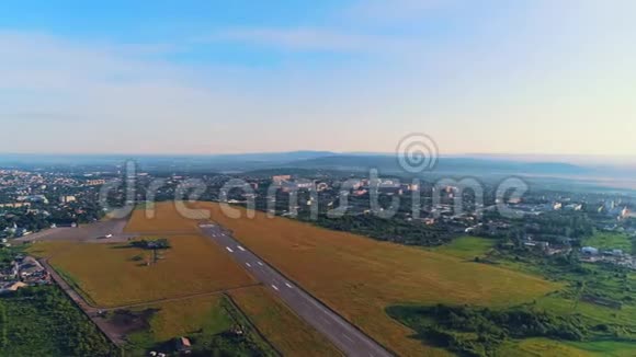 小航空的空中景观靠近城镇建筑和自然令人惊叹4K视频的预览图