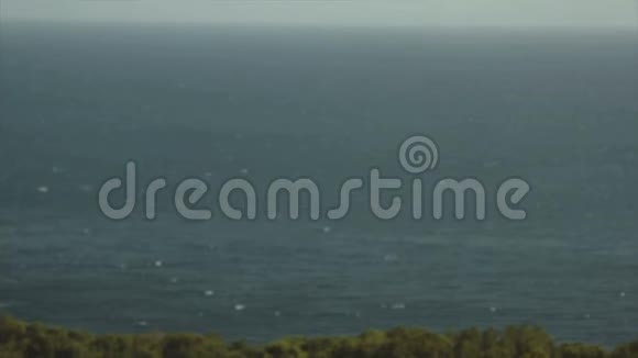 豪华的海水游泳池俯瞰大海视频的预览图