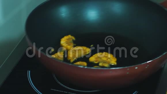 厨师用平底锅煎玉米视频的预览图