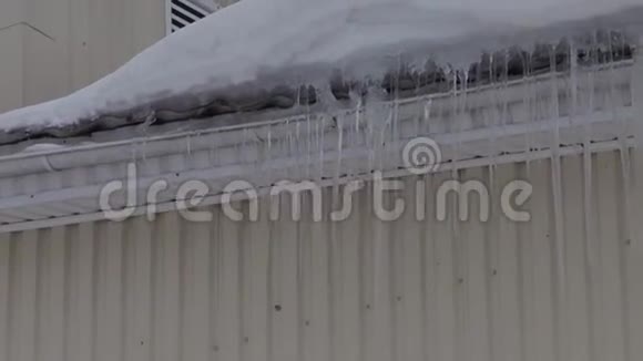 房子屋顶上的冰柱靠近视频的预览图