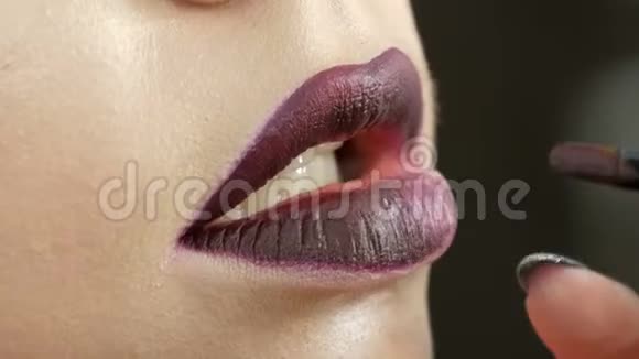 辣味深红的嘴唇是用特殊的刷口红和唇彩组成的是由专业的化妆来涂抹的视频的预览图