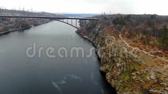 美丽的景色在宽阔的河流上岸边有悬崖峭壁桥上有交通令人惊叹视频的预览图