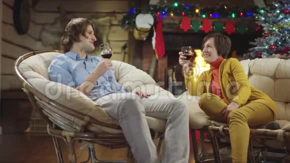 快乐的一对夫妇在圣诞夜喝酒聊天视频的预览图