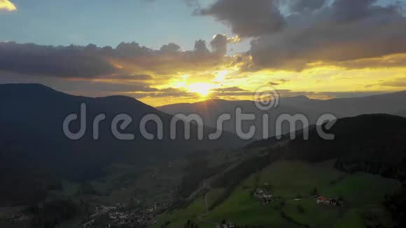 多洛米斯日出时鸟瞰博尔扎诺省山脉之间的山谷意大利的秋天视频的预览图