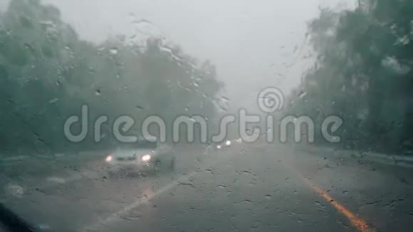 在暴风雨困难的驾驶条件下汽车雨刷不能从汽车挡风玻璃上清除大雨视频的预览图