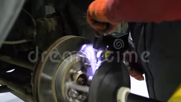 现代服务车间汽车修理制动器视频的预览图