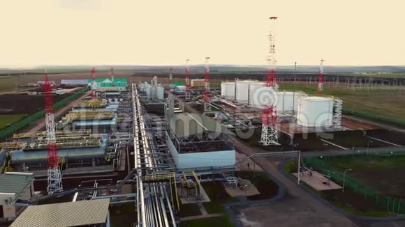 气油精炼厂与储油层空中全景视频的预览图