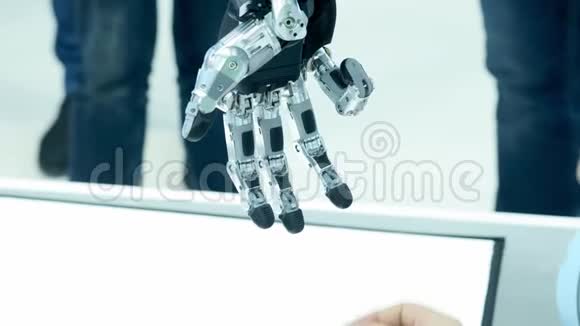 今天的未来人摸机器人的手机器人手臂旋转触摸人手臂现代技术视频的预览图