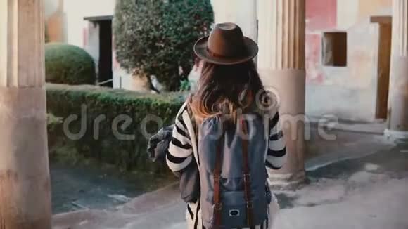 后景高加索旅游女孩与背包探索古花园与柱子和壁画在庞贝意大利视频的预览图
