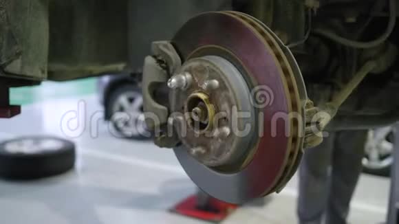 汽车修理厂在修理站维修车轮制动盘视频的预览图