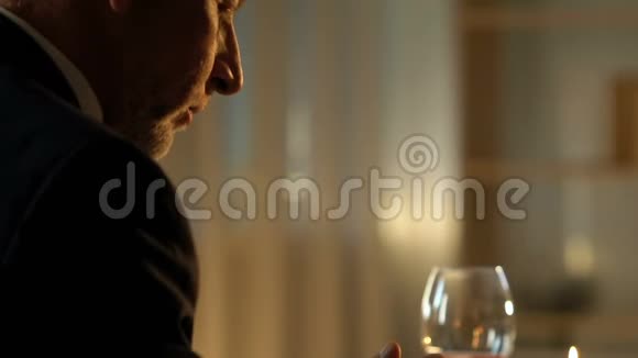 老人在节日的晚餐前在餐桌上祈祷想起逝去的妻子视频的预览图