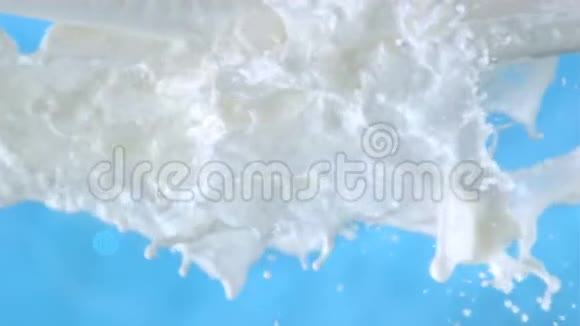 鲜奶在空气中溅起奶油滴以每秒1500帧的速度缓慢旋转视频的预览图