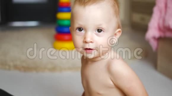 可爱的小快乐男孩正在看镜头婴儿环顾四周然后微笑和笑视频的预览图