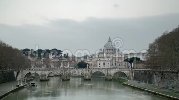 天光延时拍摄梵蒂冈圣彼得大教堂和圣安杰洛大桥在市中心穿越泰伯河视频的预览图