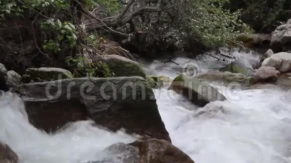 一条条粗大的山河流淌在巨石之间视频的预览图