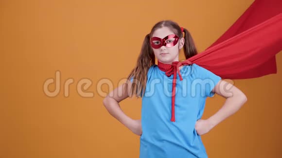 可爱的女孩在橙色背景下扮演超级英雄视频的预览图