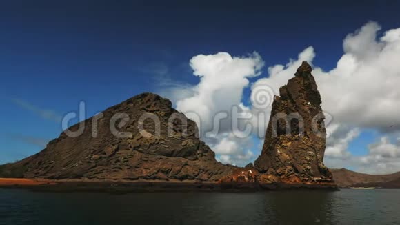 加拉帕戈斯群岛上一个十二生肖中的尖顶岩视频的预览图