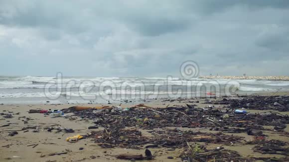 海滩上的垃圾环境污染特写视频的预览图