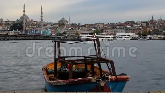 伊斯坦布尔景观小船海清真寺和加拉塔桥视频的预览图