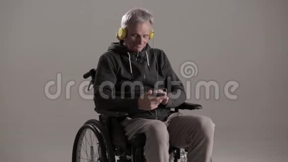 坐在轮椅上穿着便服的残疾人摄影棚视频的预览图