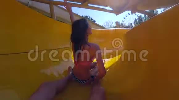快乐的朋友们在暑假的水上乐园里玩得开心视频的预览图