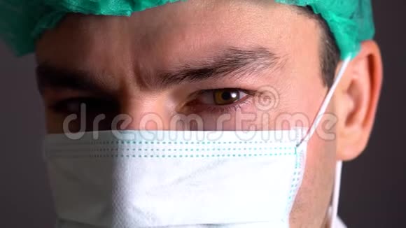 为在医院或诊所手术准备好口罩和耳机的外科医生或医生的特写视频的预览图