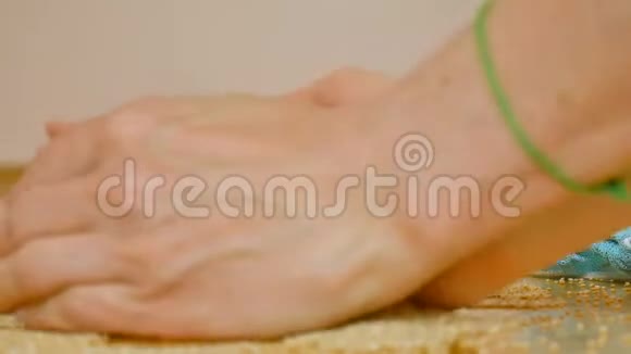 顶部的女性手玩白色藜麦种子在木制背景健康饮食观念视频的预览图