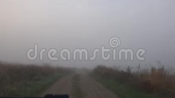 在农村地区的雾天早晨车里有摄像头4K视频的预览图