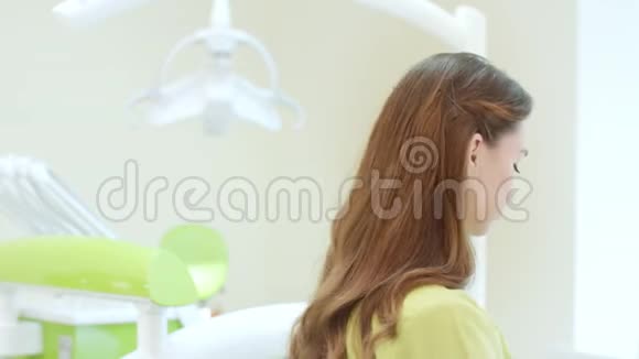 快乐牙医在牙科诊所敷上防护面罩年轻医生视频的预览图