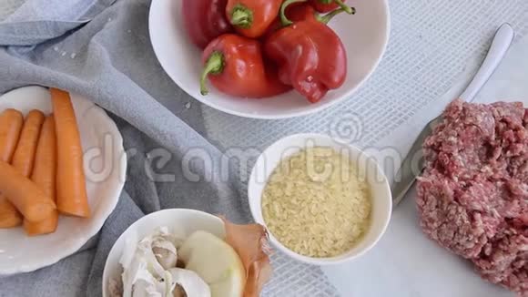 用碎肉米饭和蔬菜准备红辣椒视频的预览图