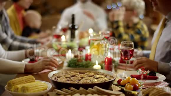 圣诞餐桌上的美味派视频的预览图