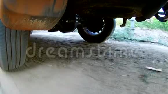 四轮越野车后轮动力总成系统驱动轻型卡车在尘土飞扬的地面上行驶视频的预览图