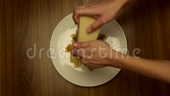 厨师在意大利面上添加奶酪视频的预览图