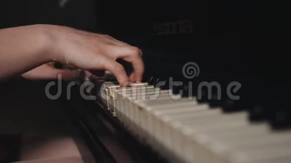 女钢琴家弹钢琴视频的预览图