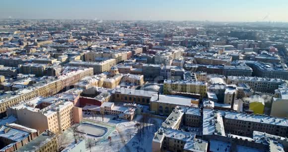 冬季城市的空中全景视频的预览图