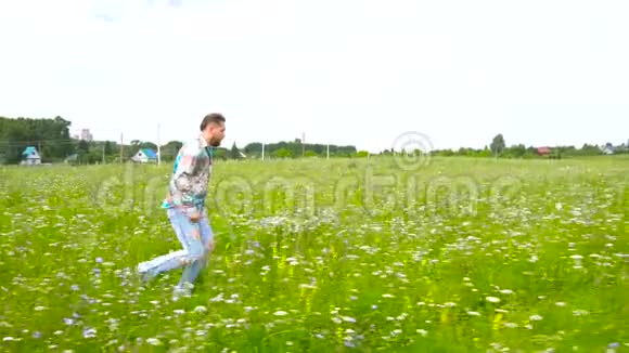 人在田野上奔跑视频的预览图