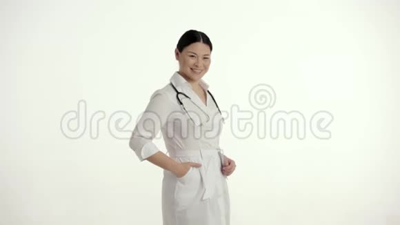 亚洲女性护士白人医疗机构视频的预览图