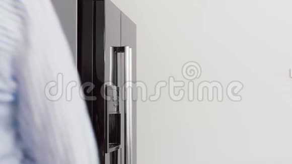 从冰箱拿苹果的女人在家厨房视频的预览图