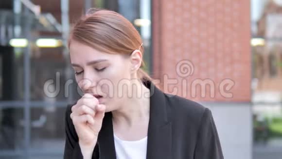 生病的年轻女商人咳嗽户外视频的预览图