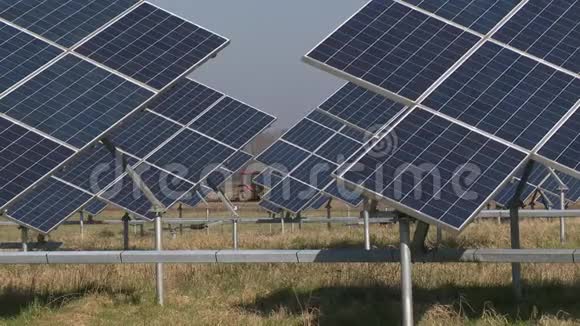 太阳能电池板电池农场和拖拉机犁田视频的预览图