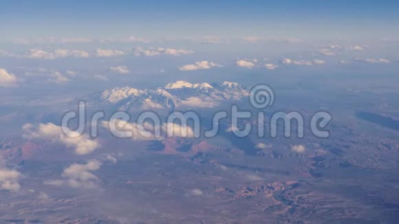 从商业航班窗口俯瞰亚利桑那州和犹他州峡谷地带视频的预览图