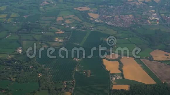 英国乡村太阳能电池板农场参观伦敦盖特威克机场英格兰南部视频的预览图