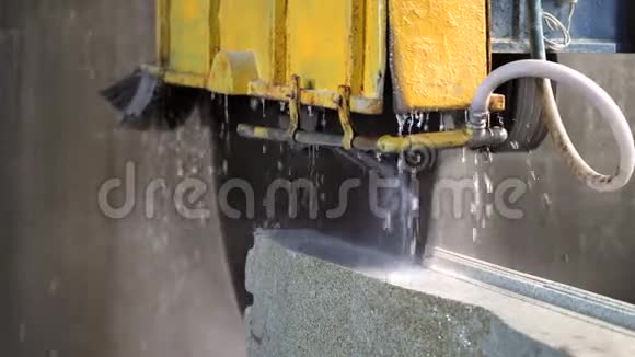 工业切割厂的大理石在切割时用水冷却视频的预览图